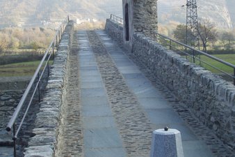 Restauro ponte di Echallod nel Comune di Arnad - particolare muri e camminamento