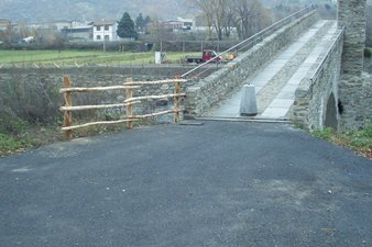 Restauro ponte di Echallod nel Comune di Arnad - particolare raccordo con strada asfaltata