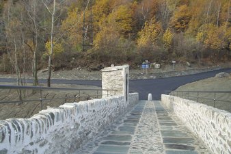 Restauro ponte di Echallod nel Comune di Arnad - particolare camminamento